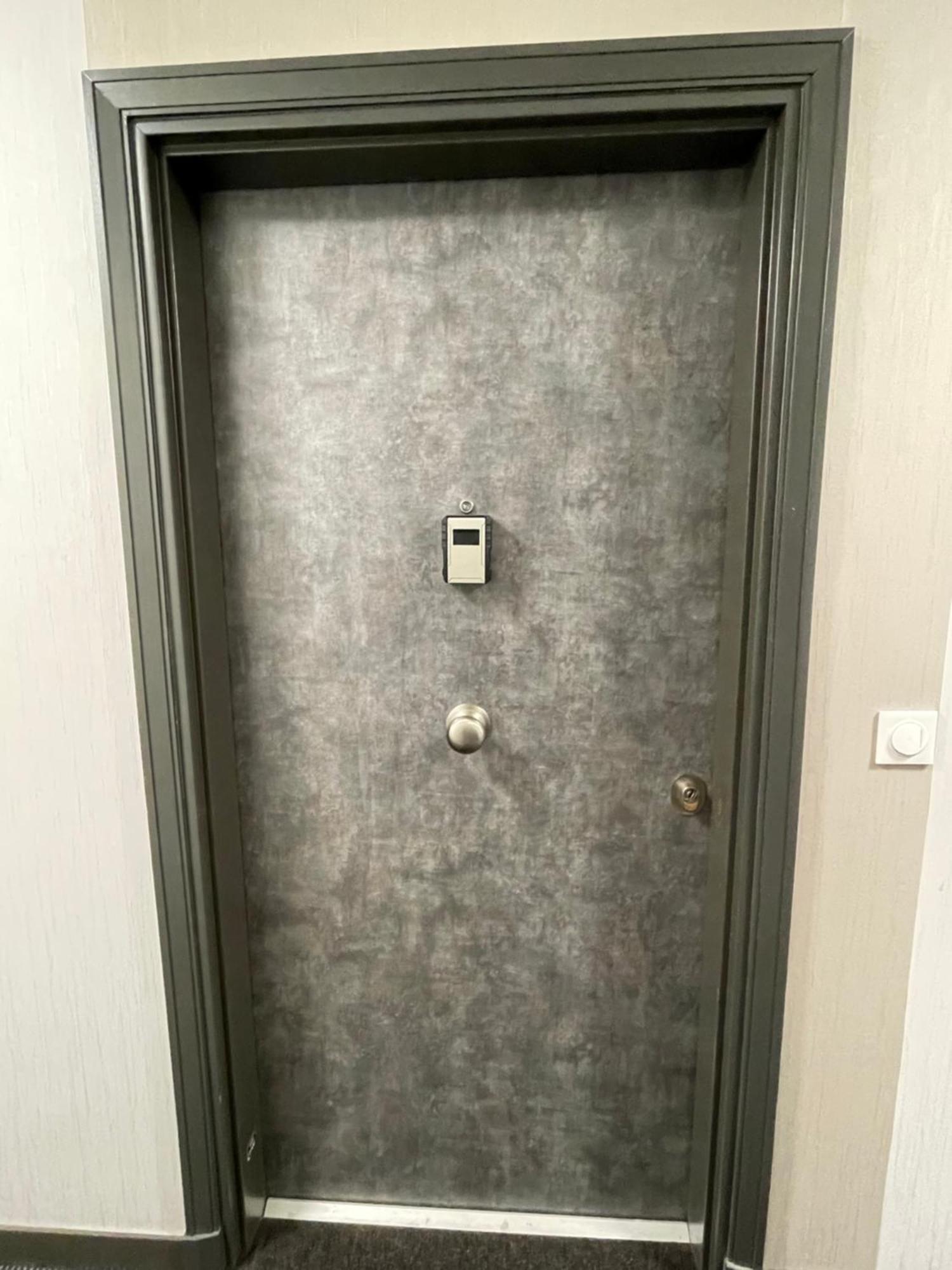 Appartement Neuf, Porte De La *